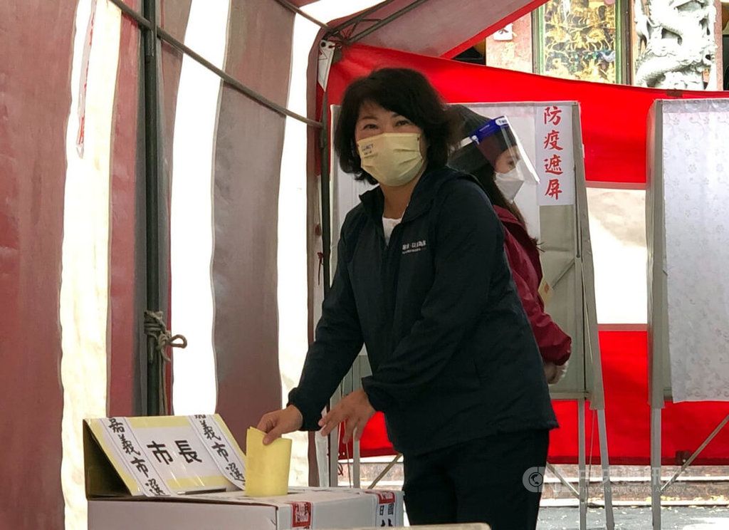 ▲嘉義市長選舉18日投票，國民黨尋求連任的市長黃敏惠（前）上午前往嘉義市震安宮的投開票所投票。中央社記者黃國芳攝 111年12月18日