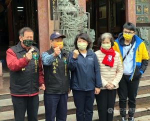 嘉義市長選舉18日投票,國民黨尋求連任的市長黃敏惠(中)前往震安宮的投開票所投票,她呼籲市民,天氣冷,大家還是要穿暖和一點,踴躍出來投票。中央社記者黃國芳攝 111年12月18日 ▲嘉義市長選舉18日投票,國民黨尋求連任的市長黃敏惠(中)前往震安宮的投開票所投票,她呼籲市民,天氣冷,大家還是要穿暖和一點,踴躍出來投票。中央社記者黃國芳攝 111年12月18日