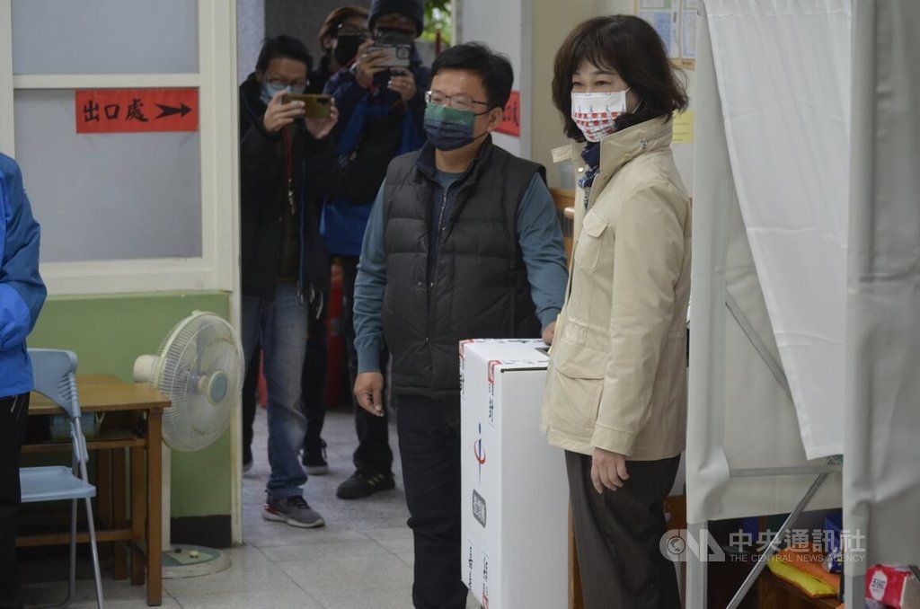 ▲嘉義市長選舉18日投票，民進黨嘉義市長候選人李俊俋（右2）與妻子陳佳慧（右）上午9時到文雅國小投票。中央社記者蔡智明攝 111年12月18日