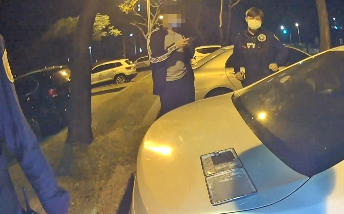 ▲鳳山分局南成派出所員警在福誠三街停車場發現2男在停車場形跡可疑， 2人見瞞不住，只好主動交付1小包K他命，經警詢後依違反毒品危害防制條例移請裁罰。(圖／記者郭凱杰翻攝)