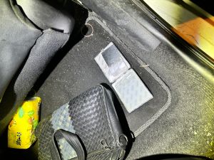 ▲鳳山分局南成派出所員警在盤查過程中,發現車內後方座椅下有一個可疑菸盒,2人見瞞不住,只好主動交付1小包K他命。(圖/記者郭凱杰翻攝) ▲鳳山分局南成派出所員警在盤查過程中,發現車內後方座椅下有一個可疑菸盒,2人見瞞不住,只好主動交付1小包K他命。(圖/記者郭凱杰翻攝)