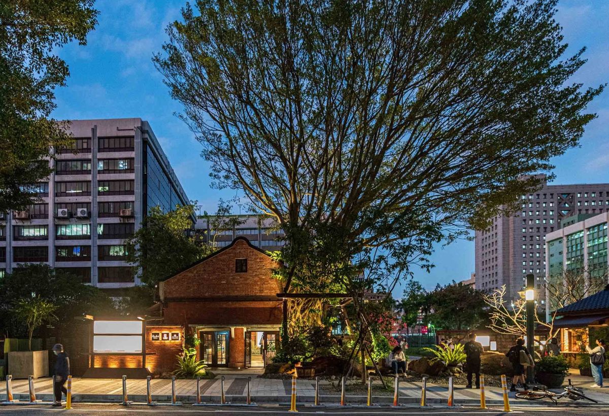 ▲趁太陽露臉到榕錦時光生活園區走走，聖誕節園區內佈置了麋鹿、北極熊等眾多大型動物木製立體模型，還點上大型聖誕樹燈飾，把整個園區變得超像聖誕童話世界。迎接冬季草莓季，「好丘On The Road在路上」草莓季限定「踏雪尋莓」厚醬貝果、和京町 山本屋「草莓抹茶糰子」，超萌又好吃。（圖／陳冠州提供）