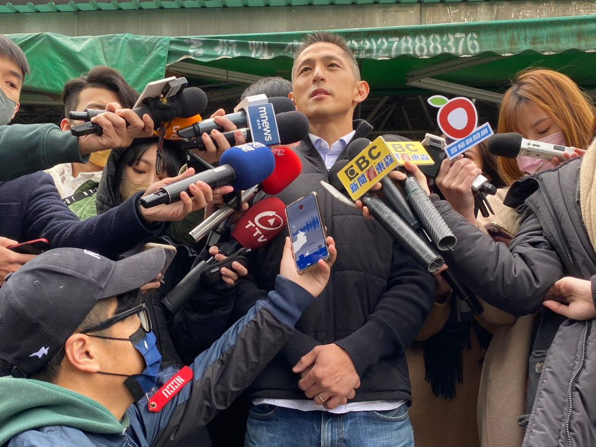 ▲遭王鴻薇嘲諷是小英男孩，吳怡農回應標籤與口水沒有意義，重要的是跟選民報告政見。（圖／記者陳威叡攝，2022.12.18）