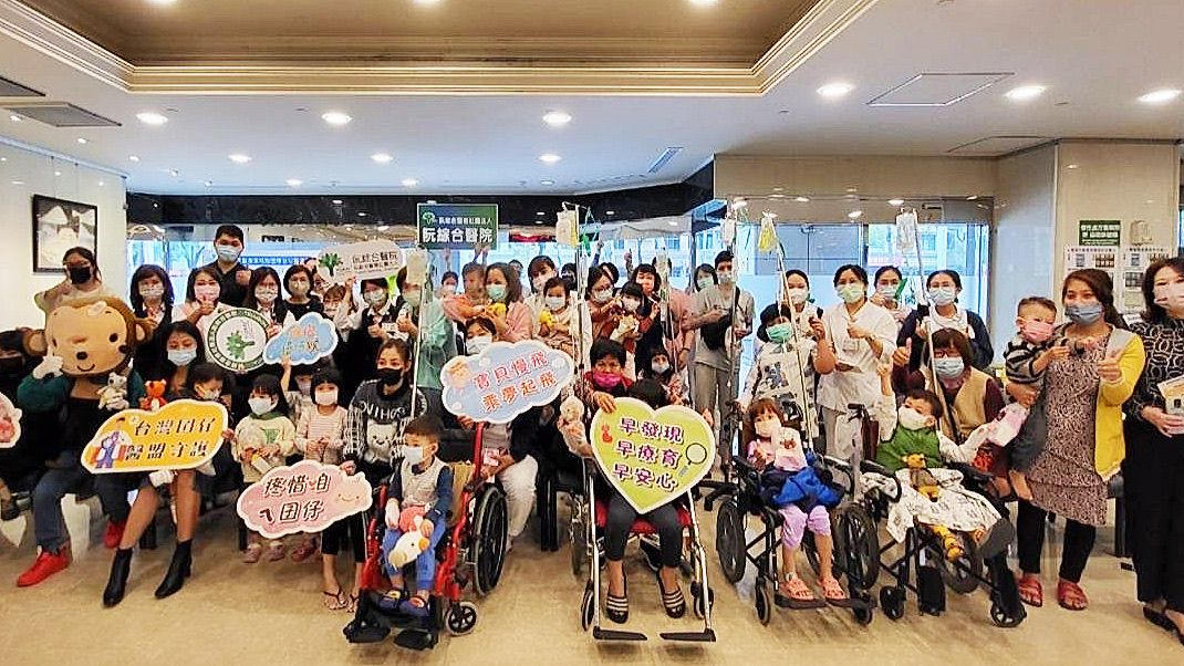 ▲公益環台巡迴活動「擁抱慢慢猴」前往高雄阮綜合醫院。（圖／阮綜合醫院提供）