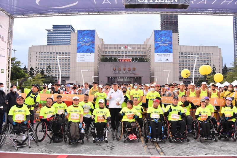 ▲2022台北馬拉松登場，儘管寒流來襲，北市上午氣溫不到10度，但仍有2萬8000名跑者從台北市政府前廣場開跑。（圖／北市府提供）