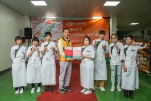 ▲弘陽食品提供植物肉進行創意料理競賽，優勝選手接受頒獎。（圖／弘陽食品提供）