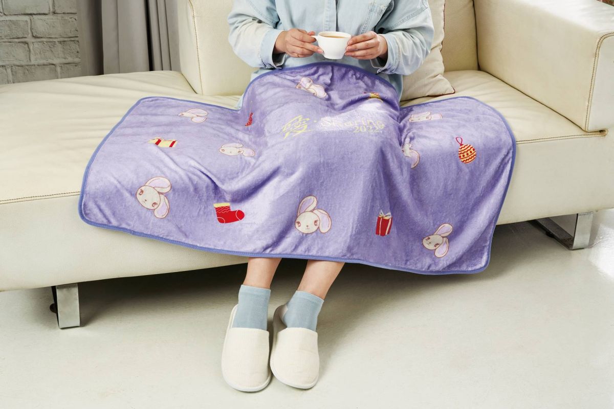 ▲抵擋霸王級寒流，百貨業者紛紛搶攻「禦寒保暖」商機，新光三越台北站前店禦寒商品3折起；統一時代百貨台北店有2.5折起羊毛被，大衣特價推薦及下殺5折起外套；SOGO百貨台北店迎接聖誕也有「MERRY CHRISTMAS Winter Sale 7折起」活動。還有烘被機、陶瓷電暖器、電烤火鍋等溫暖家電優惠價，冬季必收的。圖為統一時代百貨台北店「雪鈴兔波波毛毯」。（圖／統一時代百貨台北店提供）