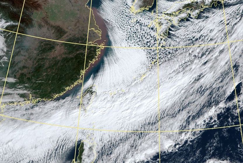 ▲近期北方系相當活躍，冷空氣雲系不斷南移，氣象局長鄭明典也在臉書分享冷空氣在台灣上空排列形成「雲街」的美景。（圖／鄭明典臉書）