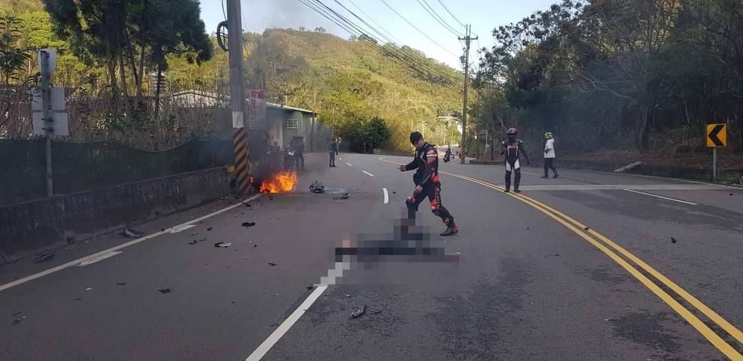 ▲18日上午，台3線苗栗三灣段驚傳一起重機自撞電線桿車禍。（圖／翻攝畫面）