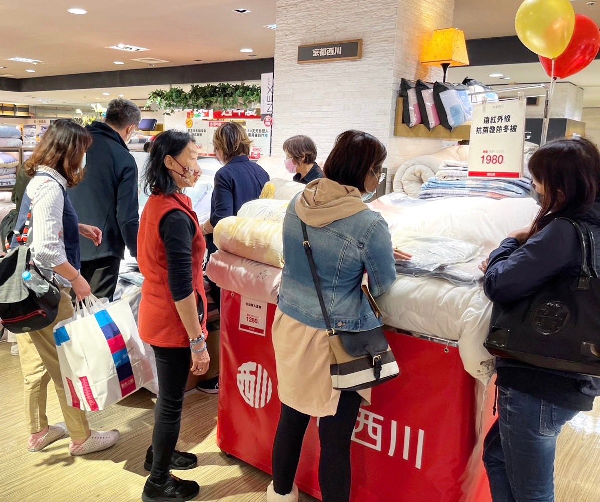 ▲上半年北台灣陸續有百貨商場相繼熄燈，即將於2月底結束營業的新光三越桃園大有店，正舉辦萬件商品破盤清倉特賣2折起，3/19謝幕的誠品生活台北站前店祭出Bye Bye Sale，包括流行服飾、美妝品牌最低1折起。而ATT e Life大直店受台北首都捷運地上開挖工程影響，也將正式於5/7與大家告別。（圖／新光三越提供）