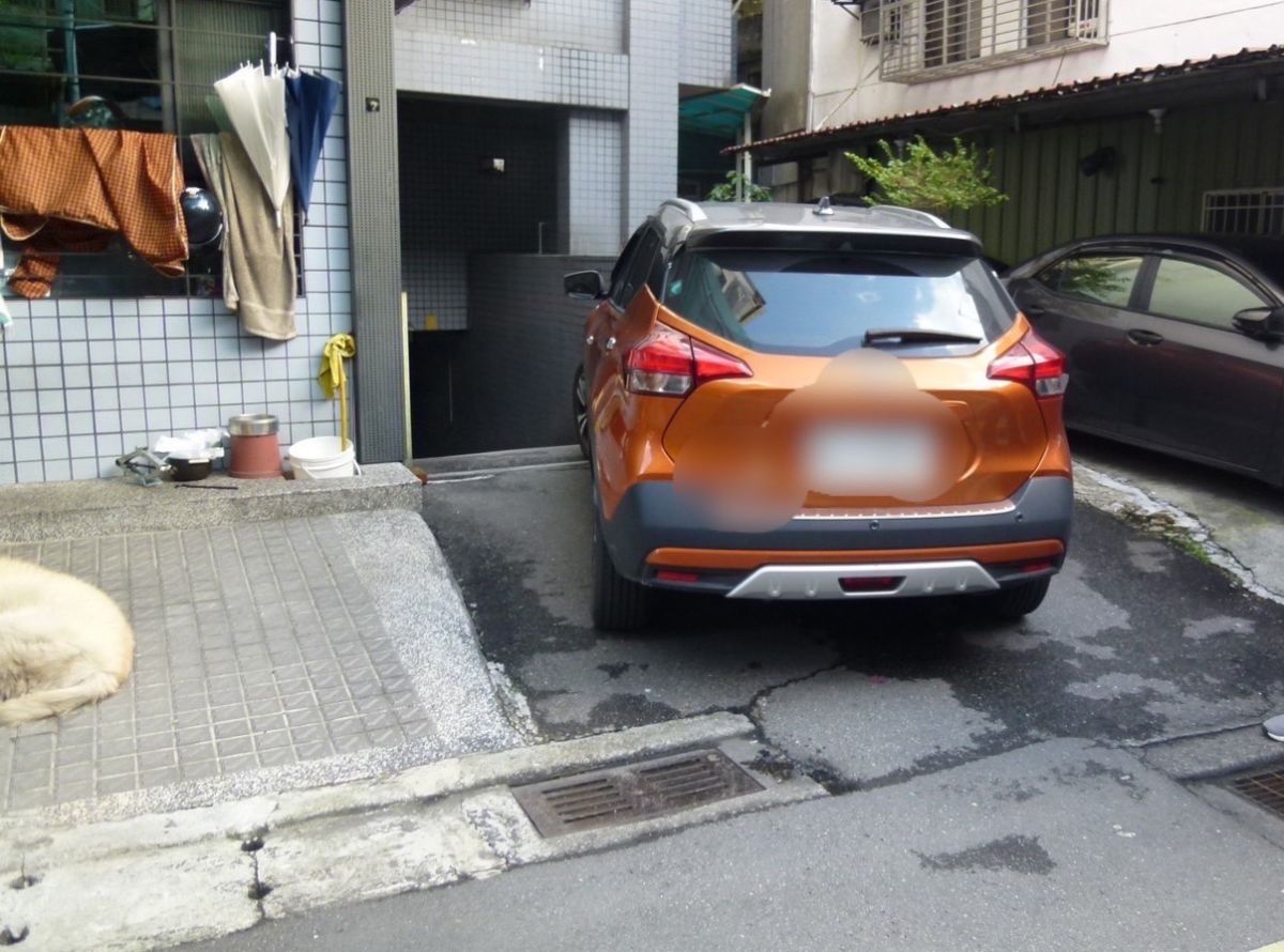 ▲吳男疑似未注意李婦蹲在車旁，竟直接一腳踩油門將其撞飛。（圖／翻攝畫面）