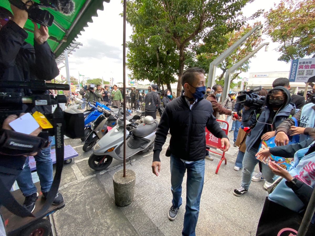 ▲吳怡農補強陸戰攻勢，在里長陪同下進行家戶拜訪。（圖／記者陳威叡攝，2022.12.18）