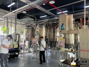 烏日啤酒觀光工廠內還有小型釀酒工廠,過去為金牌台灣啤酒研發團隊試釀不同口味啤酒使用 也將開放遊客DIY親釀。(圖/記者顏真真攝)※【NOWnews 今日新聞】提醒您 酒後不開車,飲酒過量有礙健康! ▲烏日啤酒觀光工廠內還有小型釀酒工廠,過去為金牌台灣啤酒研發團隊試釀不同口味啤酒使用 也將開放遊客DIY親釀。(圖/記者顏真真攝)※【NOWnews 今日新聞】提醒您 酒後不開車,飲酒過量有礙健康!