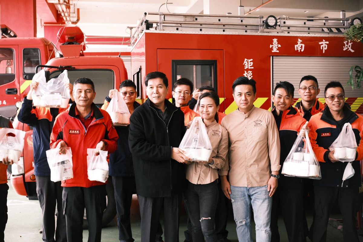 ▲泉威豆花業者王綉媛(右五)特地準備200份燒仙草及豆花慰勞辛苦的消防人員由消防第三大隊大隊長陳博文(左四)代表接受（圖／台南市政府消防局提供）