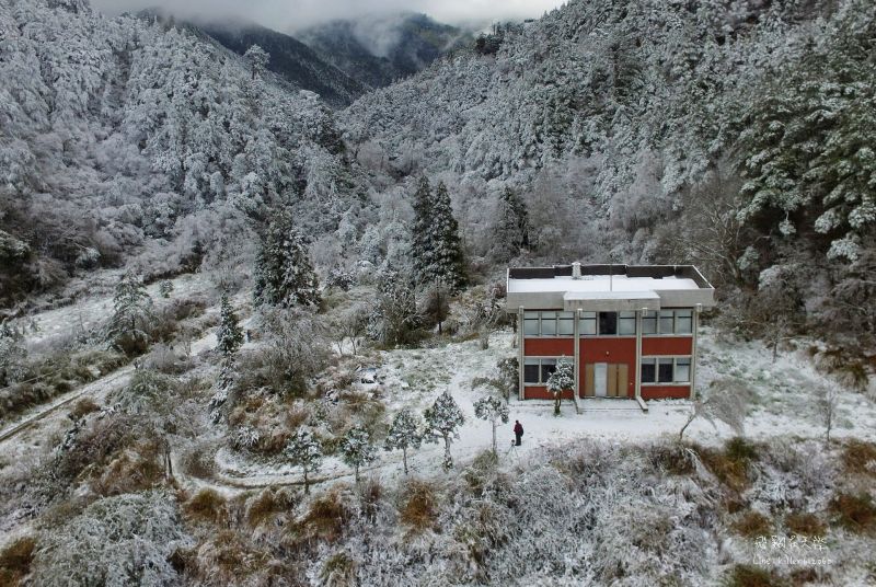 ▲全台不少派出所設立於山林之間為保該地區安危，每逢下雪天竟就搖身一變成為必訪景點。此為宜蘭思源派出所。（圖／攝影部落客「飛翔在天際」授權）