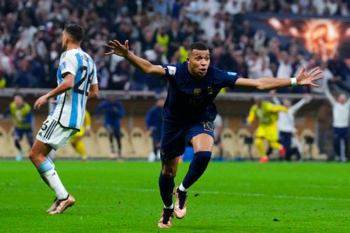 世界盃足球賽下雨怎麼辦？　FIFA規則、裁判判定與實際案例一次看