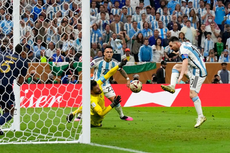 ▲梅西在延長賽108分鐘時，在一片混亂中攻破法國的球門，讓阿根廷重新要回3:2領先，賽後卻有媒體質疑這球該判無效。（圖／美聯社／達志影像）