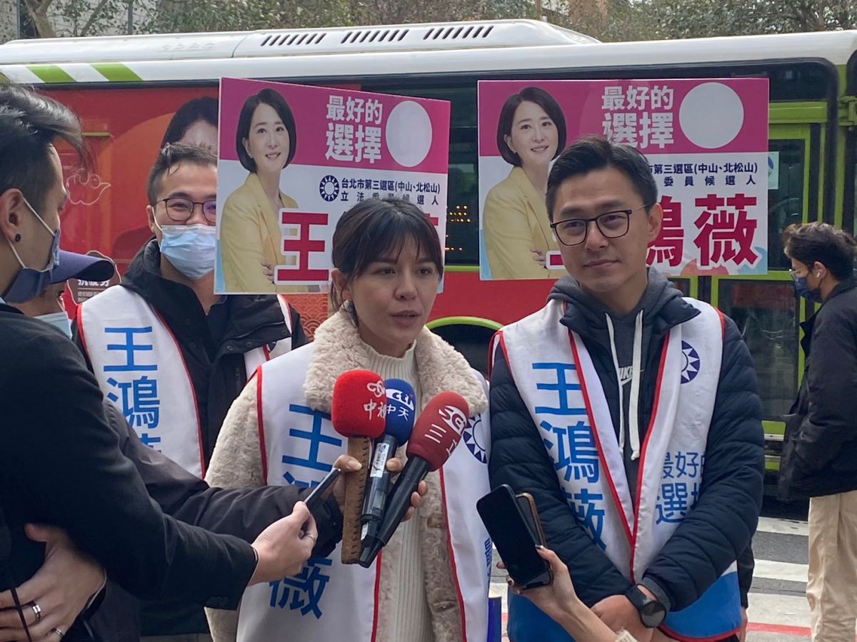 ▲北市立委補選激戰，王鴻薇確診仍隔離當中，詹為元、戴湘儀兩人今上午到松山區幫忙拜票，兩人受訪讚王鴻薇人緣好，還願意給新人機會。（圖／記者翁子竣攝，2022.12.19）