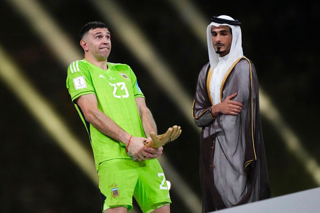 ▲阿根廷門將馬丁尼茲（Emiliano Martinez）獲得「金手套獎」，結果在主辦方面前做出失禮的「胯下式歡呼」。（圖／美聯社／達志影像）