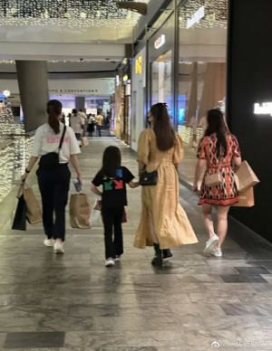 ▲昆凌（右二）牽著大女兒小周周（左二）在商場逛街。（圖／翻攝自微博）