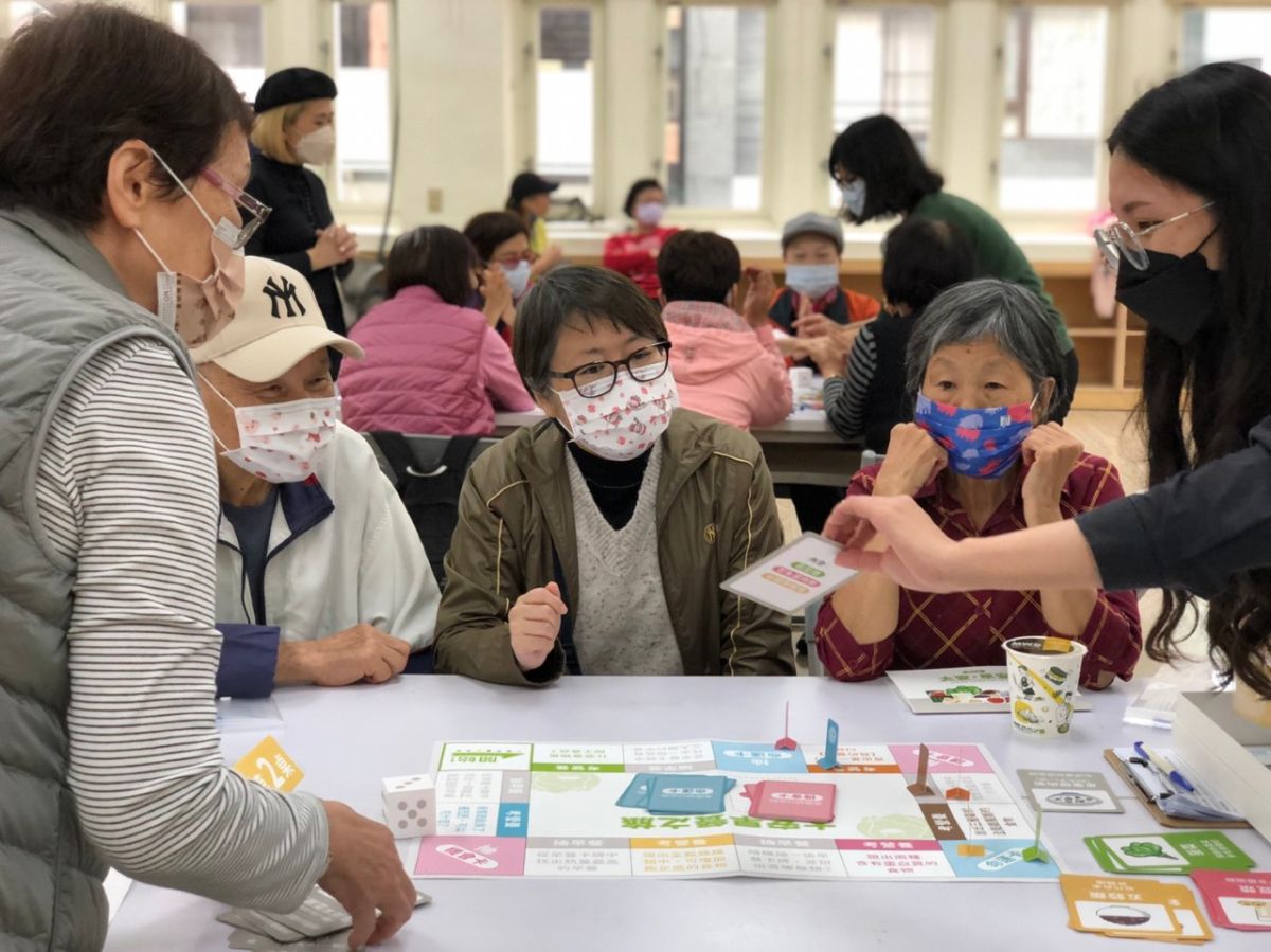 ▲台科大設計早安桌遊，陪長者吃早餐學營養知識。（圖／台科大提供）