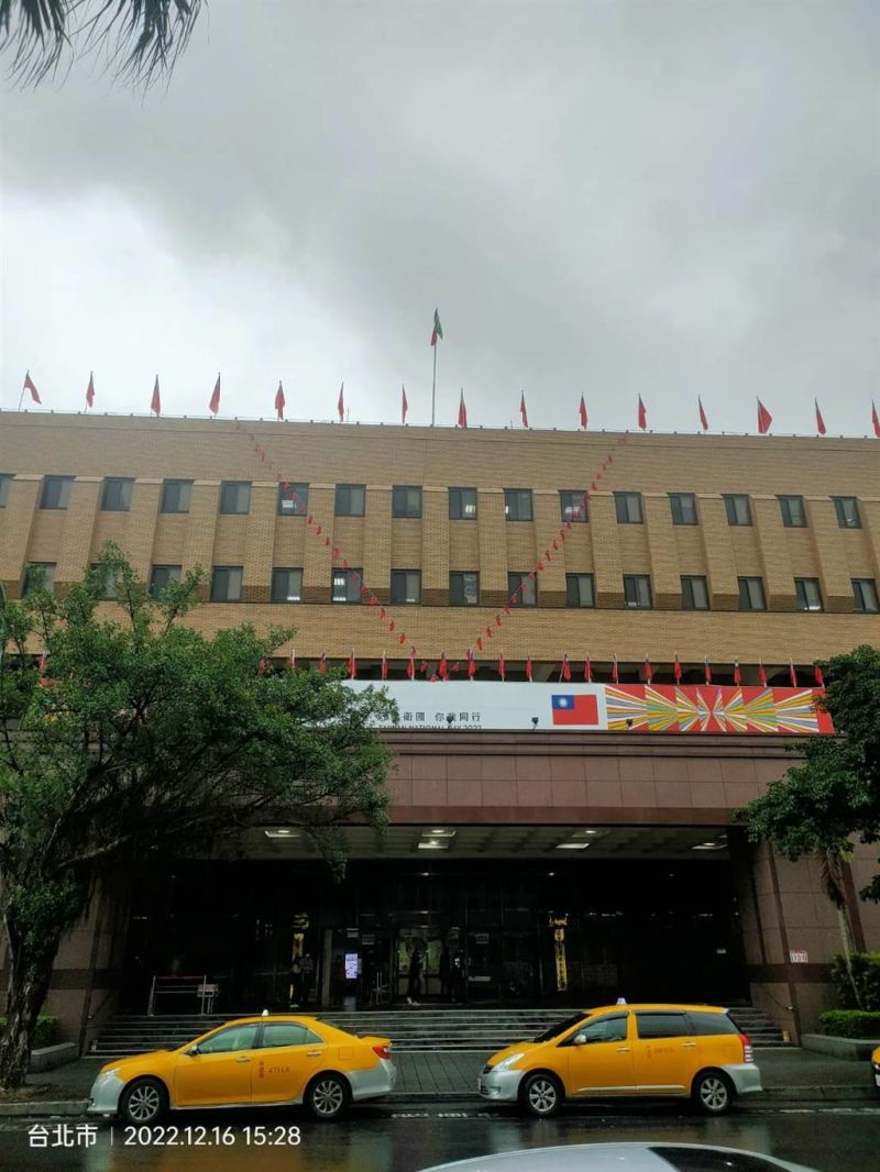 ▲台北地檢署頂樓16日被人懸掛民進黨黨旗(圖/讀者提供)