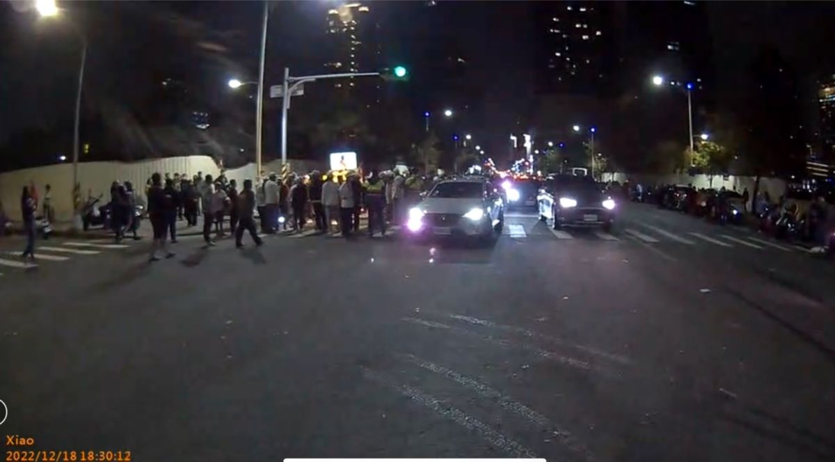 ▲昨晚苓雅區某宮廟昨舉行遶境活動封路燃放大量爆竹，現場煙霧瀰漫，造成空氣污染，警方見狀立即制止隨即開出3罰單。(圖／記者郭凱杰翻攝）