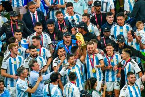 阿根廷奪冠！2球迷「法國機場嗨爆」　全場凍結畫面瘋傳
