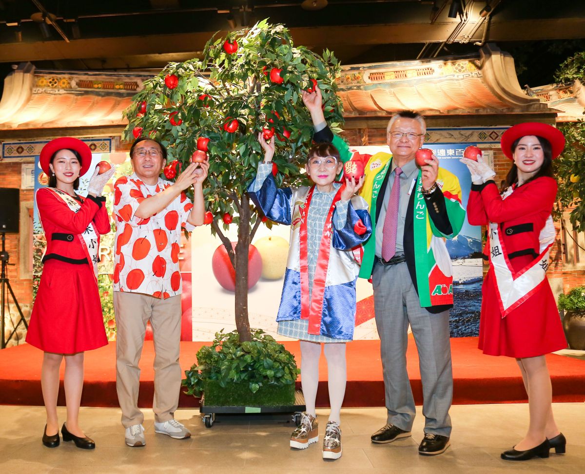 ▲遠東百貨徐雪芳總經理（右五）、青森縣三村申吾知事（右六）、遠東百貨林彰豊營運長（右四）、青森縣蘋果對策協議會加川雅人會長（左四）、森山博幸專務理事（左二）、全國農業協同組合連合會青森縣本部蘋果部川村浩史部長（左一）、遠東百貨超市餐飲部陳佑任協理（右三）、city’super楊土城協理（右二）、遠百竹北徐為興店長開心合照，為青森蘋果祭揭開序幕。（圖／品牌提供）