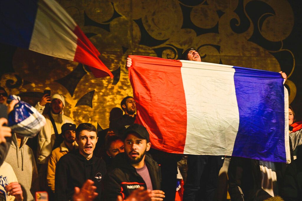 ▲今年卡達世足賽，法國最終輸給阿根廷錯失冠軍，少數球迷情緒激動走上街頭引發暴動，鎮暴警察更朝人群噴灑催淚瓦斯。（圖／美聯社／達志影像）