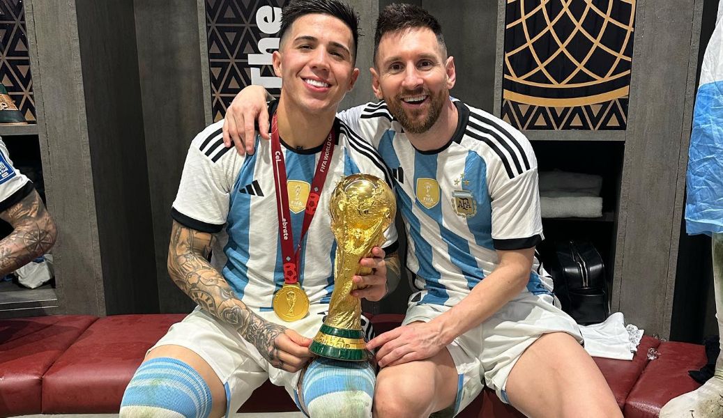 ▲阿根廷小將費南德茲（Enzo Fernandez）貼出休息室與梅西的合照。（圖／IG@enzojfernandez）