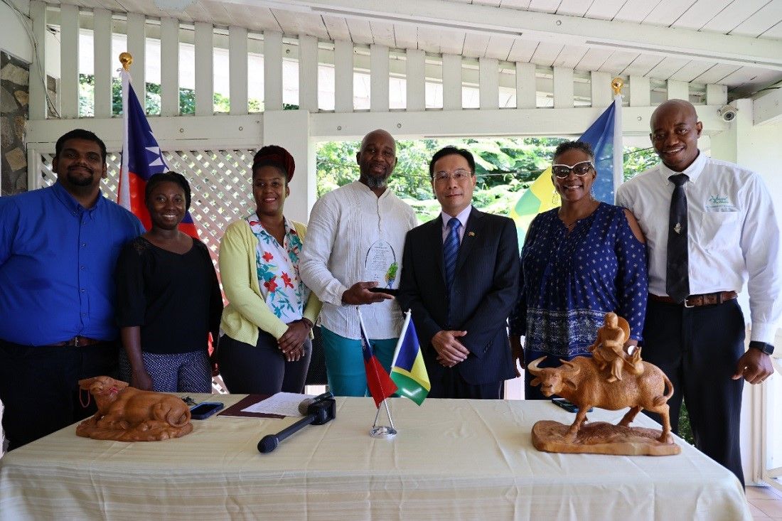 ▲教育部公布第3屆「全球留台傑出校友獎」名單，聖文森「目擊者新聞（iWitness News）」創辦人兼執行編輯姜康特（中）獲獎。（圖／教育部提供）