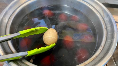 ▲近年蛋價平均漲幅已近4成，全家睽違7年再度調整茶葉蛋價格，由每顆10元漲至13元。（圖／記者黃韻文攝）