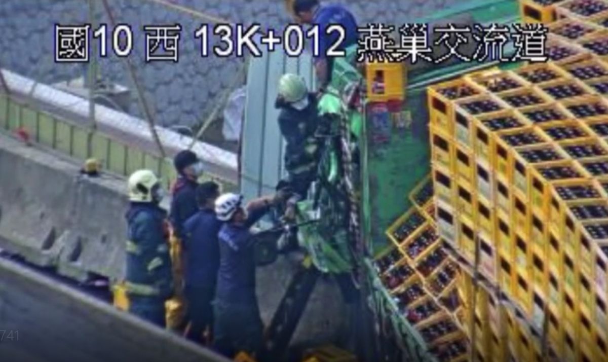 ▲警消趕抵現場後，立刻協助駕駛脫困。（圖／翻攝畫面）