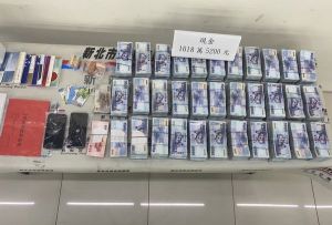 ▲警方在板橋區長江路前一間超商將犯嫌車輛攔下，並從車內2個手提行李箱內，查獲上千萬元現金。（圖／翻攝畫面）