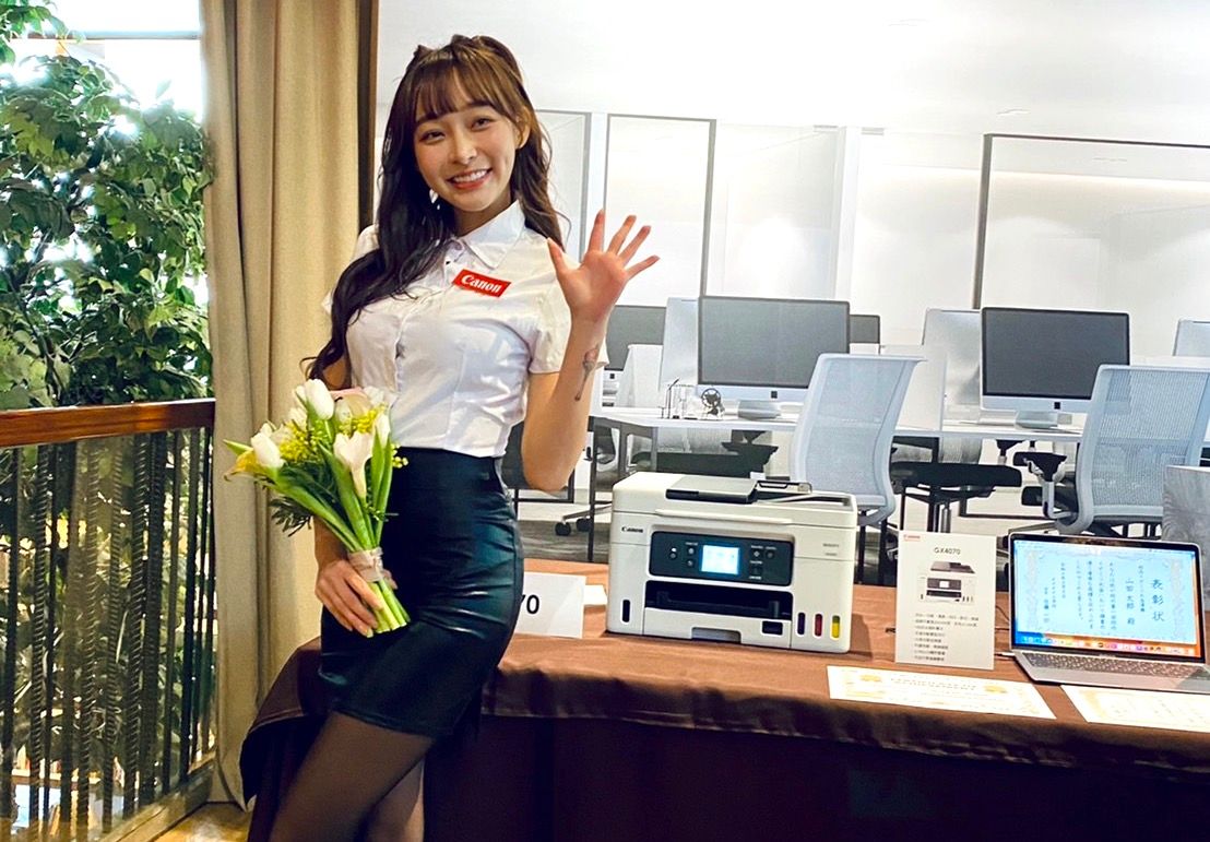 ▲Canon台灣佳能發表全新G系列噴墨印表機，找來啦啦隊女神林襄與雅涵代言，化身性感秘書，連Canon事業處副總經理Smart都忍不住開完笑說：「原來這就是髮香區的魅力」。（圖／記者蕭涵云攝）