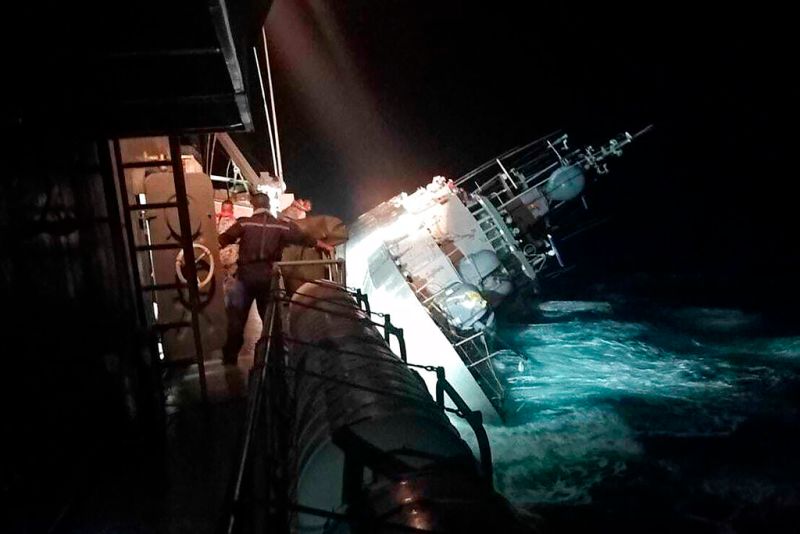 ▲泰國軍艦素可泰號故障沈船，目前仍有23人失蹤。泰媒報導，其中一名醫護士在被救起之後，又拿著救生衣要去救落海的同袍，他雖被列在首波救起的名單內，但至今仍下落不明。（圖／美聯社／達志影像）