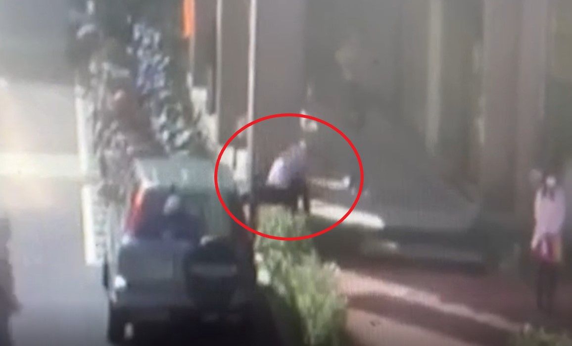 ▲洪姓男子（52歲），走路行經新店區安德街口時，意外被高空掉落下來的磁磚擊中頭部。（圖／翻攝畫面）