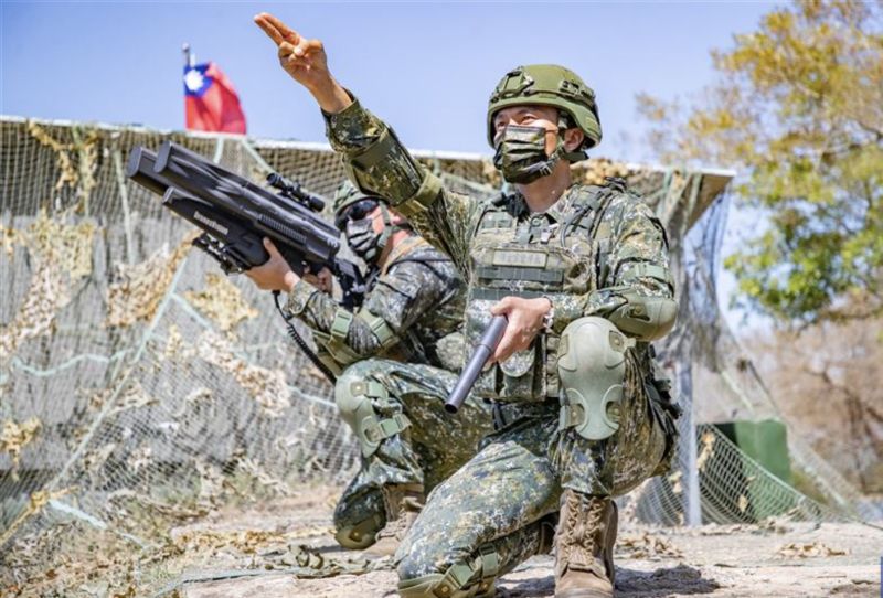 ▲在無人機入侵金門近一周後,陸軍才緊急調派無人機干擾槍支援前線,速度之慢超乎大眾想像。(圖/翻攝自青年日報)