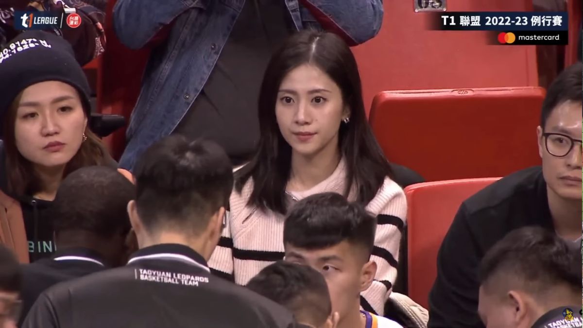 ▲魔獸的位置後方，出現一位氣質出眾的大眼正妹，結果一查背景超級狂。（圖／翻攝自T1聯盟官方YouTube）