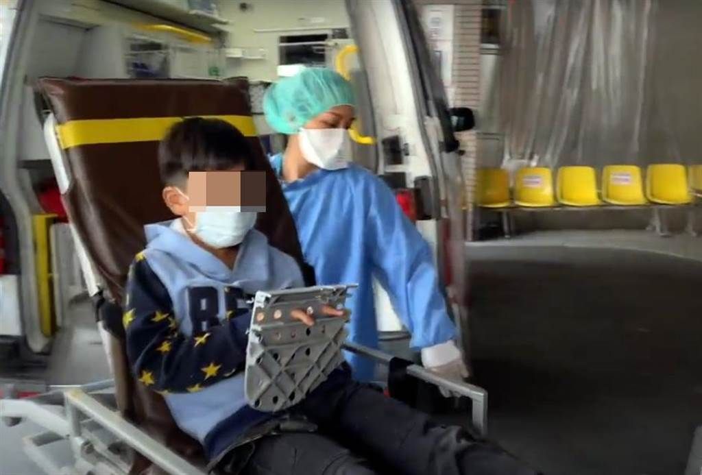 ▲台東卑南鄉某國小三年級男童，手指卡「洞洞椅」中，老師、校護、消防員都拔不出，只好連人帶椅緊急送醫處理。（圖／翻攝畫面）
