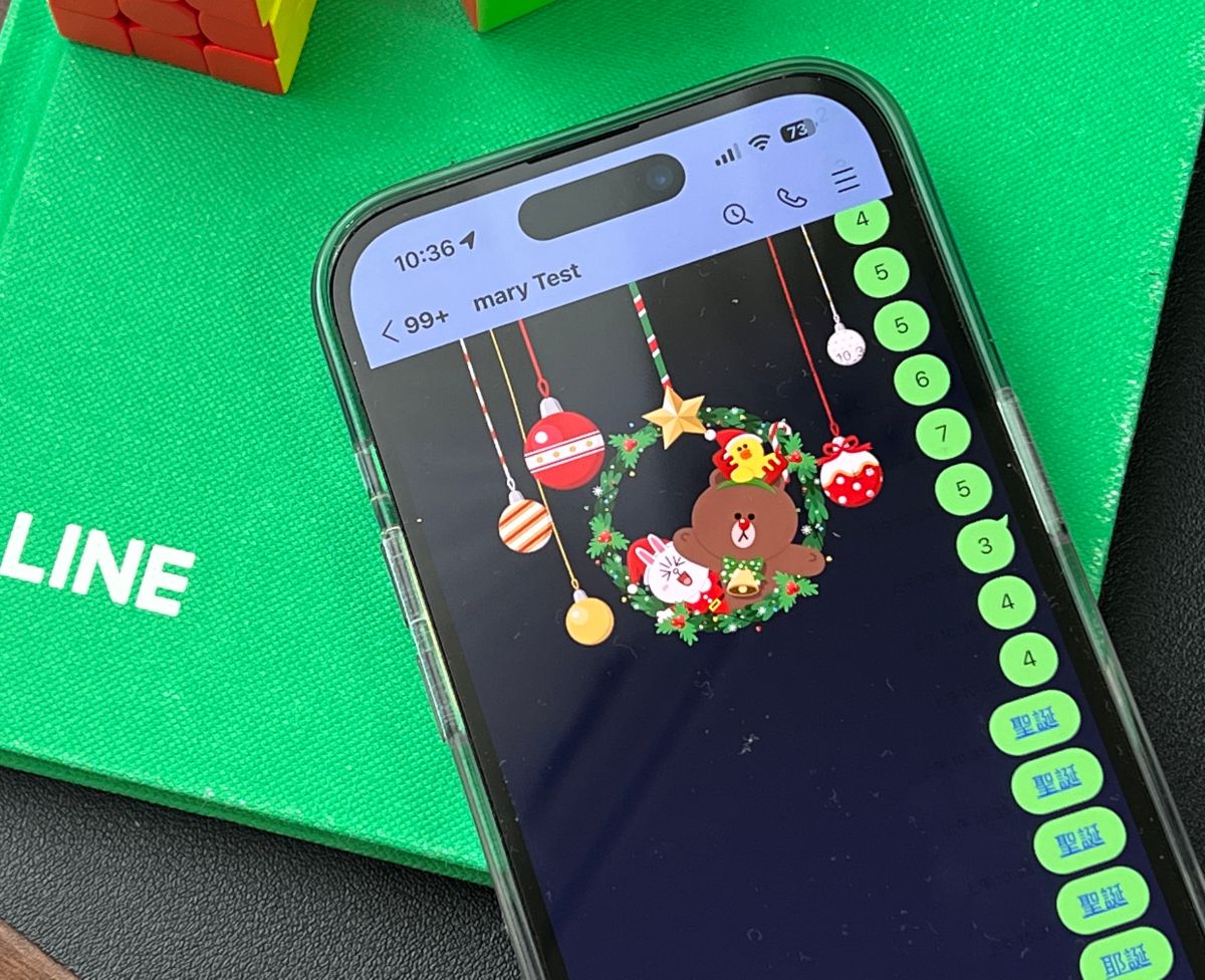 ▲LINE推出聖誕節聊天室特效，輸入「聖誕」、「耶誕」、「禮物」任一組關鍵字，就會有可愛的聖誕花圈跳出來。(圖／記者周淑萍攝)