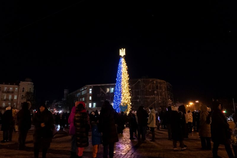 ▲烏克蘭官員在基輔市中心點亮一棵耶誕樹，堅決不讓俄羅斯「偷走」烏克蘭孩子們歡度佳節的喜悅。（圖／美聯社／達志影像）