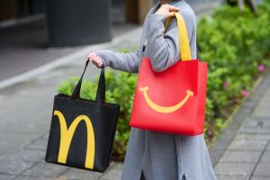 ▲麥當勞100%由回收塑料再製的「百分百購物袋」，共有黑、紅兩款，單價49元。（圖／台灣麥當勞提供）