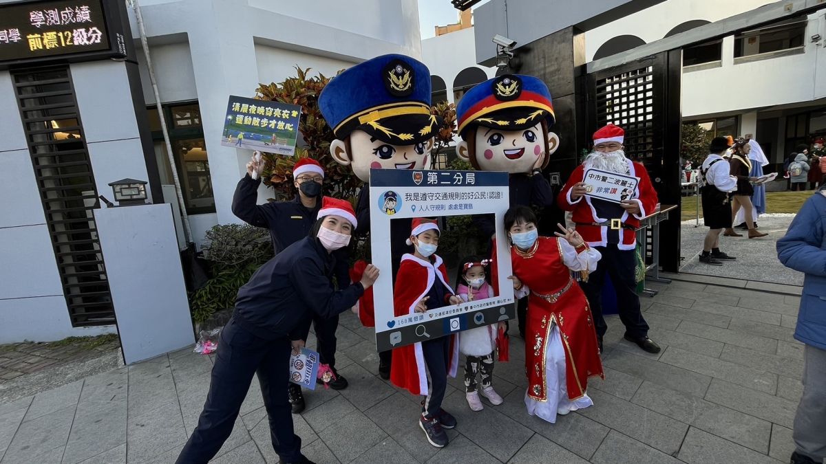 ▲台中市二分局員警聖誕節前巧扮聖誕老公公，在「白老師英文補習班」聖誕節活動中，向小朋友宣導交通安全。（圖/記者鄧力軍翻攝）