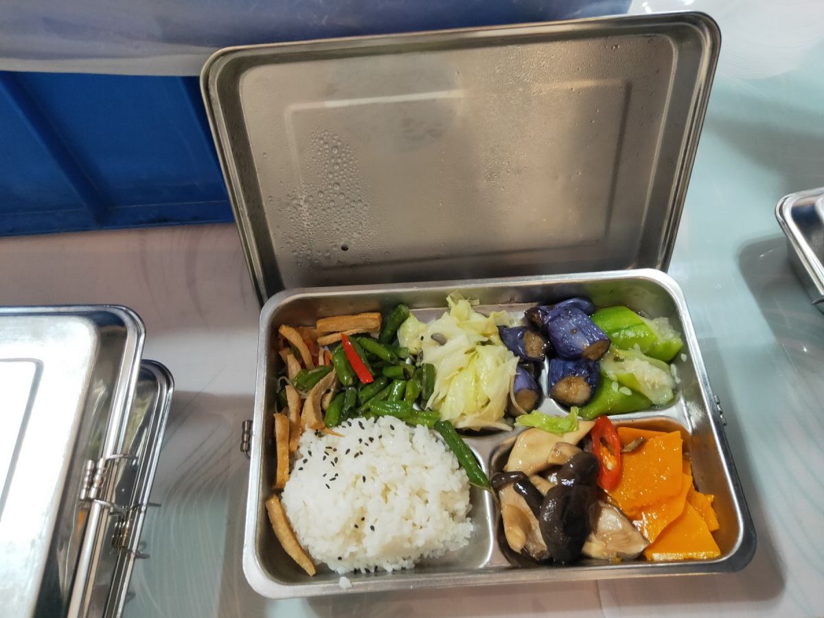 ▲政大附中於110學年度下學期末校務會議訂購環保餐盒，落實減量使用一次性餐具政策。（圖／教育部提供）