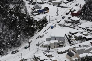 日本新潟大雪數百輛汽車受阻　自衛隊派員救助