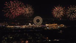 麗寶樂園天空之夢摩天輪除了有精采的跨年晚會表演外,「元旦限定天空之夢摩天輪尋光之旅」活動也將在2023年跨年隔天舉行,當天遊客將於清晨搭乘2023年第一趟摩天輪,登上384公尺高空觀賞開年第一道曙光。 ▲麗寶樂園天空之夢摩天輪除了有精采的跨年晚會表演外,「元旦限定天空之夢摩天輪尋光之旅」活動也將在2023年跨年隔天舉行,當天遊客將於清晨搭乘2023年第一趟摩天輪,登上384公尺高空觀賞開年第一道曙光。(圖/麗寶樂園提供)