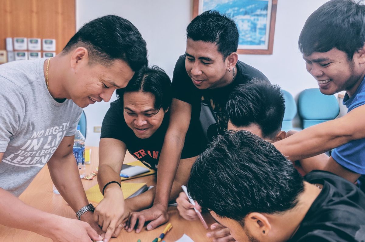 ▲廠工成為中階技術人力，有機會計入管理職，也能成為台籍主管與新進移工間的橋樑。（圖／One Forty提供）