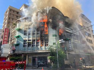 台中市南區50年老牌麵店火警!火舌濃煙竄天 消防灌救中